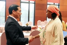 Le vice-Premier ministre et ministre des Affaires étrangères, Bui Thanh Son, et Fatou Haïdara, Adjointe au Directeur Général de l’Organisation des Nations Unies pour le développement industriel (ONUDI). Photo : VNA.