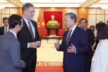 Le secrétaire général du Parti communiste du Vietnam, Tô Lâm (à droite), et Olivier Brochet, ambassadeur de France au Vietnam. Photo : VNA.