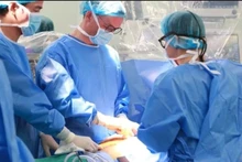 L'Hôpital militaire central 108 a réalisé avec succès la première transplantation cardiaque artificielle partielle de troisième génération (LVAD - Heart Mate3) au Vietnam. Photo : Hôpital militaire central 108.