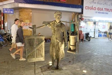 La statue en bronze représentant un porteur de pho. Photo: ktdt