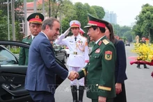 Le ministre vietnamien de la Défense, Phan Van Giang, accueillant le ministre français des Armées, Sébastien Lecornu, à Hanoi, le 26 mai. Photo : VNA.