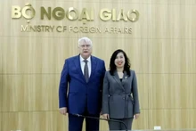 La vice-ministre des Affaires étrangères Lê Thi Thu Hang (à droite) et le vice-gouverneur de la province de Kalouga, Fédération de Russie, V.V. Potemkin. Photo: baoquocte