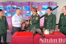 Le général de division, docteur, héros des forces armées Doan Sinh Huong, ancien commandant de l'Arme blindée et ancien commandant de la 4e région militaire offre des objets précieux au musée de Dak Lak. Photo : NDEL
