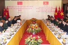 Le ministre vietnamien de la Défense Phan Van Giang s'entretient avec son homologue chinois, Dong Jun. Photo : VNA.
