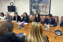 La vice-ministre de l'Industrie et du Commerce, Phan Thi Thang, lors de la séance de travail avec Edgar Zakaryan, vice-ministre de l'Économie d'Arménie, et des représentants du ministère des Affaires étrangères et du Bureau de l'Assemblée nationale d'Arménie. Photo: congthuong.vn