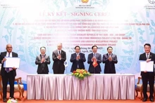 Le Premier ministre Pham Minh Chinh (centre) à la cérémonie de signature. Photo : VNA