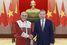 Le secrétaire général du Parti To Lam (gauche) reçoit le président du Timor-Leste. Photo: VNA