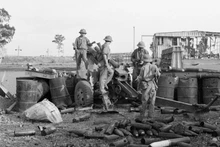L'Armée de libération a occupé l'école blindée de l'armée fantoche à la base de Nuoc Trong (Bien Hoa). Dès le début du mois d'avril 1975, nos troupes principales de toutes les directions ont avancé vers Saigon, ont attaqué l'ennemi avec une force orageuse et ont détruit toute la ligne de défense extérieure de l'ennemi. Photo : Hua Kiem/VNA