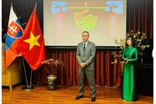 L'ambassadeur du Vietnam en Slovaquie, Pham Truong Giang (à gauche), lors du programme « Xuan Que Huong 2025 » (Printemps de la Patrie 2025) le 17 janvier, à Bratislava. Photo: baoquocte