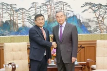 Nguyên Minh Vu, vice-ministre permanent des Affaires étrangères du Vietnam (gauche) et Wang Yi, chef du Bureau de la Commission centrale des affaires étrangères du Parti et ministre des Affaires étrangères de Chine. Photo : VNA.