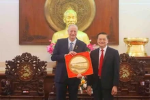 Duong Tien Hien (à droite), vice-président permanent du Comité populaire de la ville de Can Tho, et l’ambassadeur d'Israël au Vietnam, Yaron Mayer. Photo : thoidai