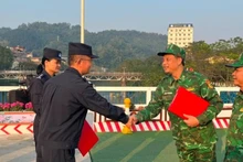 Le commandement des gardes-frontières de la province de Lao Cai et l'équipe de gestion des frontières de Hong Ha, station de contrôle des frontières de l'immigration de Hekou (Chine) organisent une patrouille conjointe. Photo : NDEL