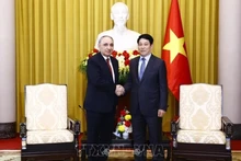Le président de la République, Luong Cuong (à droite) serre la main du procureur général d’Azerbaïdjan, Kamran Bayram Aliyev, à Hanoi, le 24 mars. Photo : VNA.