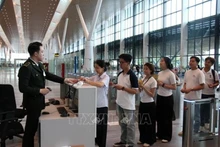 Simultation des procédures d'enregistrement au terminal T3 de l’aéroport de Tân Son Nhât, l'après-midi du 16 avril, en préparation du premier vol. Photo : VNA.