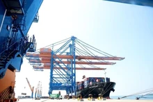 Un porte-conteneurs international de 200.000 DWT transportant des marchandises d’import-export accoste au port de Gemalink, ville de Phu My, province de Ba Ria - Vung Tau. Photo : VNA.