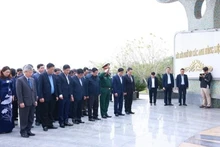 Le Premier ministre Pham Minh Chinh et son entourage rendent hommage aux héros morts pour la patrie au cimetière des martyrs de Quang Nam. Photo : VNA.