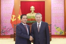 Le secrétaire général du Parti communiste du Vietnam (PCV), Tô Lâm (à droite) serre la main du membre du Comité permanent du Comité central du PPC et premier vice-président du Sénat du Cambodge, Ouch Borith, à Hanoi, le 20 janvier. Photo: VNA