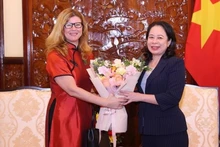 La vice-présidente Vo Thi Anh Xuan (droite) et Silvia Danailov, représentante du Fonds des Nations Unies pour l'enfance (UNICEF) au Vietnam. Photo : VNA.