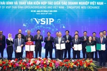 La cérémonie de signature se déroule en présence du Premier ministre Pham Minh Chinh et de son homologue singapourien Lawrence Wong. Photo: NDEL
