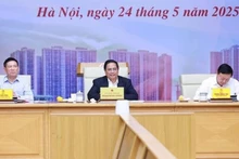 Le Premier ministre Pham Minh Chinh (au milieu) lors de la réunion. Photo : VNA.