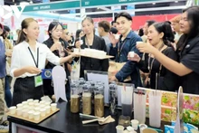 Les produits vietnamiens présentés au salon attirent l'attention de nombreux clients. Photo: VOV