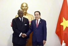 Le président de l'AN Tran Thanh Man (droite) et le président de l’APF Hilarion Etong. Photo : VNA.