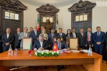 Lors de la cérémonie de signature du protocole d'accord de coopération entre la province de Dong Nai et la ville de Vila Nova de Gaia. Photo : NDEL 