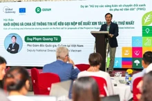 Lors de la cérémonie de lancement du projet « Soutien aux initiatives de transition écologique menées par des femmes » (PWG). Photo: Oxfam Vietnam