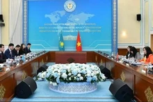 La consultation politique, présidée par la vice-ministre des AE Lê Thi Thu Hang et son homologue kazakh, A. Bakayev. Photo : baoquocte.vn
