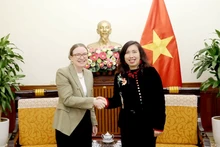 La vice-ministre des Affaires étrangères Le Thi Thu Hang (à droite) et l'ambassadrice d'Irlande au Vietnam, Deirdre Ní Fhallúin. Photo : baoquocte