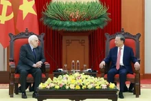 Le secrétaire général du Parti communiste du Vietnam Tô Lâm (droite) et Frederick W. Smith, fondateur et président-directeur général du groupe FedEx. Photo : VNA.