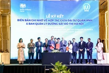 Lors de la cérémonie de signature du protocole d’accord entre le Comité de gestion des chemins de fer urbains de Hanoi et l’ambassade du Royaume-Uni et d’Irlande du Nord au Vietnam. Photo: KT&ĐT