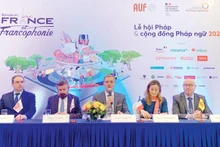 L'ambassadeur de France au Vietnam, Olivier Brochet (au centre), partage des informations sur le programme du Festival français et de la Francophonie 2025.