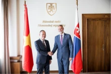 L'ambassadeur Pham Truong Giang et le président du Conseil national Raši. Photo : VOV.
