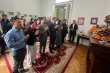 L'ambassadeur du Vietnam en Roumanie Dô Duc Thành, son épouse et les délégués offrent de l'encens en mémoire du Président Hô Chi Minh. Photo: VNA