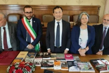 L'ambassadeur du Vietnam en Italie, Duong Hai Hung (au milieu), remet des livres sur le Président Hô Chi Minh à Masciano. Photo : VNA.