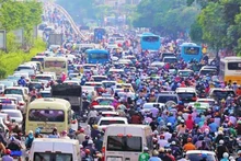 L'augmentation rapide des véhicules personnels est l'une des causes de la pollution atmosphérique. Photo : HNM.