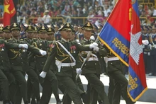 Des troupes cambodgiennes au défilé commémorant le 50e anniversaire de la réunification du Vietnam. Photo: VNA.