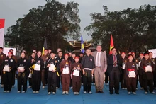 Le ministre-président Rudi Vervoort, le maître Huynh Chieu Duong et le vice-président de la Fédération mondiale des Arts martiaux traditionnels du Vietnam, Le Ngoc Quang, remettent des cadeaux et des médailles aux athlètes vietnamiens et belges. Photo : Baoquocte.
