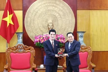 Le président du Comité populaire de la province de Lang Son, Ho Tien Thieu remet un souvenir à l'ambassadeur de la RPDC au Vietnam Ri Sung Guk (à gauche). Photo : journal Cong Luan.
