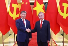 Le secrétaire général du Comité central du Parti communiste du Vietnam (PCV), Tô Lâm (à droite) et le secrétaire général du Comité central du Parti communiste chinois (PCC) et président chinois, Xi Jinping, à Hanoï, le 14 avril. Photo : VNA.