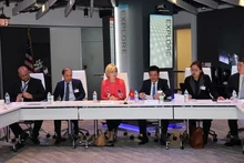 Le ministre Nguyen Hong Dien lors de la séance de travail avec le groupe Lockheed Martin. Photo : VTV.