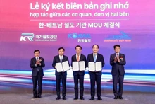 Lors du forum, plusieurs protocoles d'accord ont été signés. Photo : Baogiaothong.