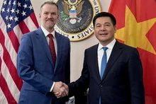 Nguyên Hông Diên, envoyé spécial du Premier ministre, ministre vietnamien de l'Industrie et du Commerce (à droite) et Jamieson L. Greer, représentant américain du Commerce. Photo : MOIT.