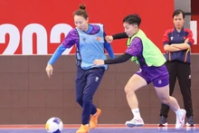 Les membres de l’équipe féminine de futsal du Vietnam s’entraînent avec ardeur en vue du match d’ouverture. Photo : VFF.