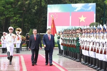 Le secrétaire général du PCV, Tô Lâm (à gauche), et le secrétaire général du PCC et président chinois, Xi Jinping, passent en revue la garde d'honneur de l'Armée populaire du Vietnam. Photo : VNA.