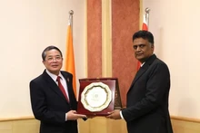 S. Sanjay Murthy, chef du Contrôleur et Auditeur général de l’Inde (CAG), présente un souvenir au vice-président de l’Assemblée nationale du Vietnam Nguyen Duc Hai. Photo : VNA.
