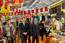 L'ambassadeur du Vietnam en France, Dinh Toàn Thang (droite), et le directeur de la Foire de Paris, Steven Abajoli, visitent les stands du Pavillon Vietnam. Photo : CVN.
