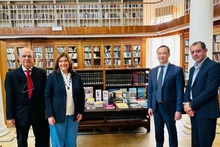 L'ambassadeur Duong Hai Hung (2e à droite) et Vasiliki Kassianidou, vice-ministre de la Culture de Chypre, lors de la cérémonie de remise des livres sur le Vietnam à la Bibliothèque nationale de Chypre, le 27 mars. Photo : DSQ/VNA.