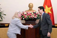 Le vice-ministre des Affaires étrangères Do Hung Viet et Mme Ann K. Ganzer, assistante par intérim du secrétaire d'État des États-Unis responsable du bureau de la sécurité internationale et de la non-prolifération (ISN). Photo : Baoquocte.
